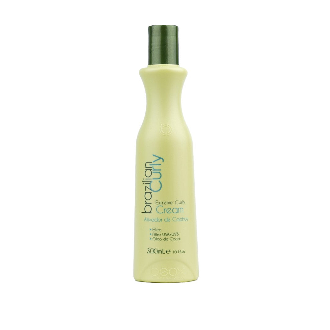 Crema Definidora de rizos 300ml Ayuda en la definición de los rizos mientras elimina el frizz. Deja el cabello con apariencia natural y saludable. Elaborado con Filtro Solar, Aceite de Coco, Jojoba, Mirra, Cálamo, Oliva, Canela, Extractos de Jaborandi, Jengibre, Guaraná, Café y Granada, tiene acción hidratante, nutritiva y humectante, mejora la flexibilidad del cabello, teniendo como resultado rizos suaves y naturales.