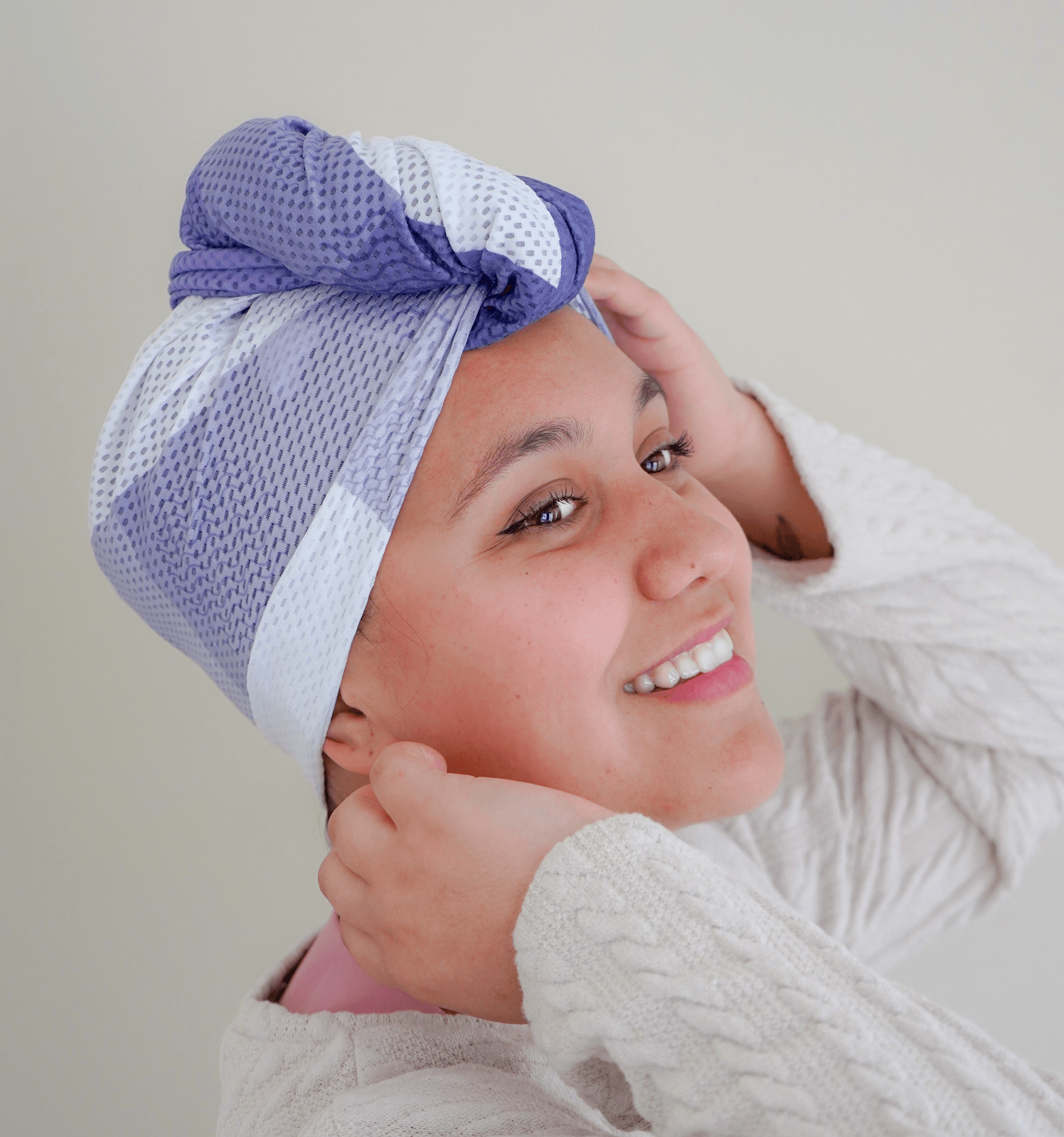 Rizo Protector ¡Prolonga tu definición o brushing con este práctico y útil accesorio! Está diseñado con una tela especial para brindarte confort y cuidar de tu pelo. Al tacto notaras inmediatamente su suavidad… tiene una textura exquisita. Conserva la humedad y suavidad de tu cabello, gracias a su fabricación en poliéster y su alto porcentaje de elastano, tu cuero cabelludo se oxigenará perfectamente.