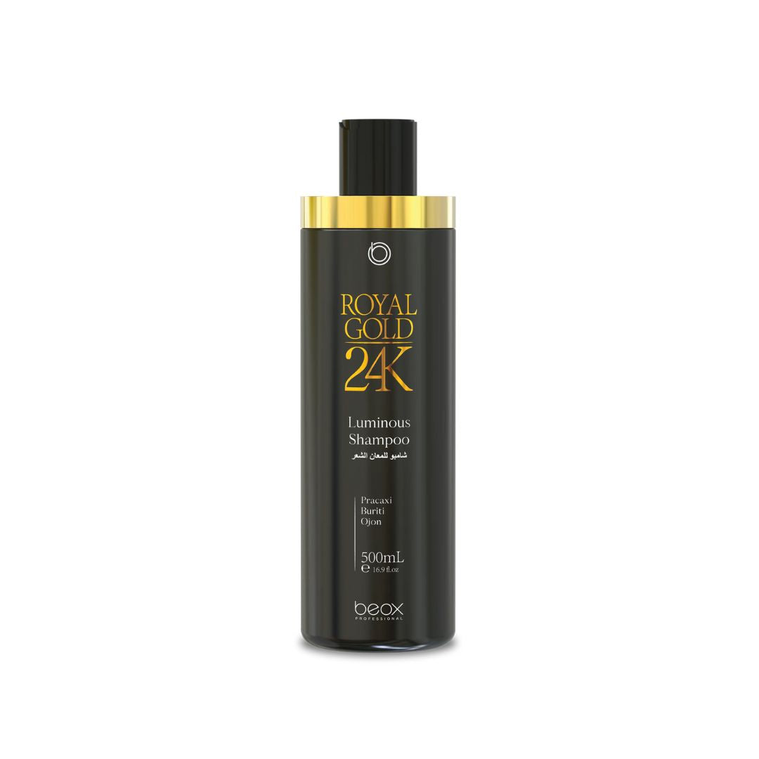 Luminous Shampoo Royal Gold 24K 500ml El champú Luminous reduce el volumen, realinean cualquier tipo de cabello y aporta brillo y nutrición profunda. La fórmula contiene el Glossy Gold un exclusivo complejo de ácidos y aceites que reconstruyen e hidratan los cabellos dañados.