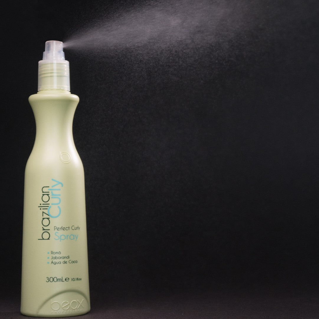 Perfect Curly Spray, 300 ml Su función principal es proteger y revitalizar el cabello rizado, controla el frizz y prolonga la definición del rizo. Restaura la humedad natural de los cabellos opacos y sin vida. Elaborado con extractos da Agua de Coco, Jaborandi, Jengibre, Guaraná, Café y Granada.