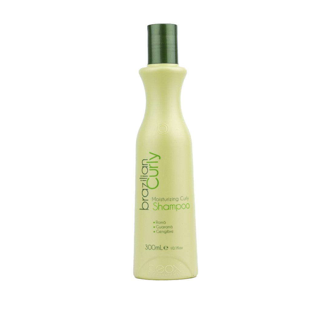 Moisturizing Curly Shampoo 300 ML  Este Champú es especial para hidratar los cabellos rizados. Limpia suavemente sin agredir la fibra capilar mientras estimula el crecimiento, con Extractos de Jaborandi, Agua de Coco, Jengibre, Guaraná, Café y Granada, tiene acción re-mineralizadora y reparadora, reduce el esponjado, proporcionando rizos más suaves, sedosos y disciplinados.