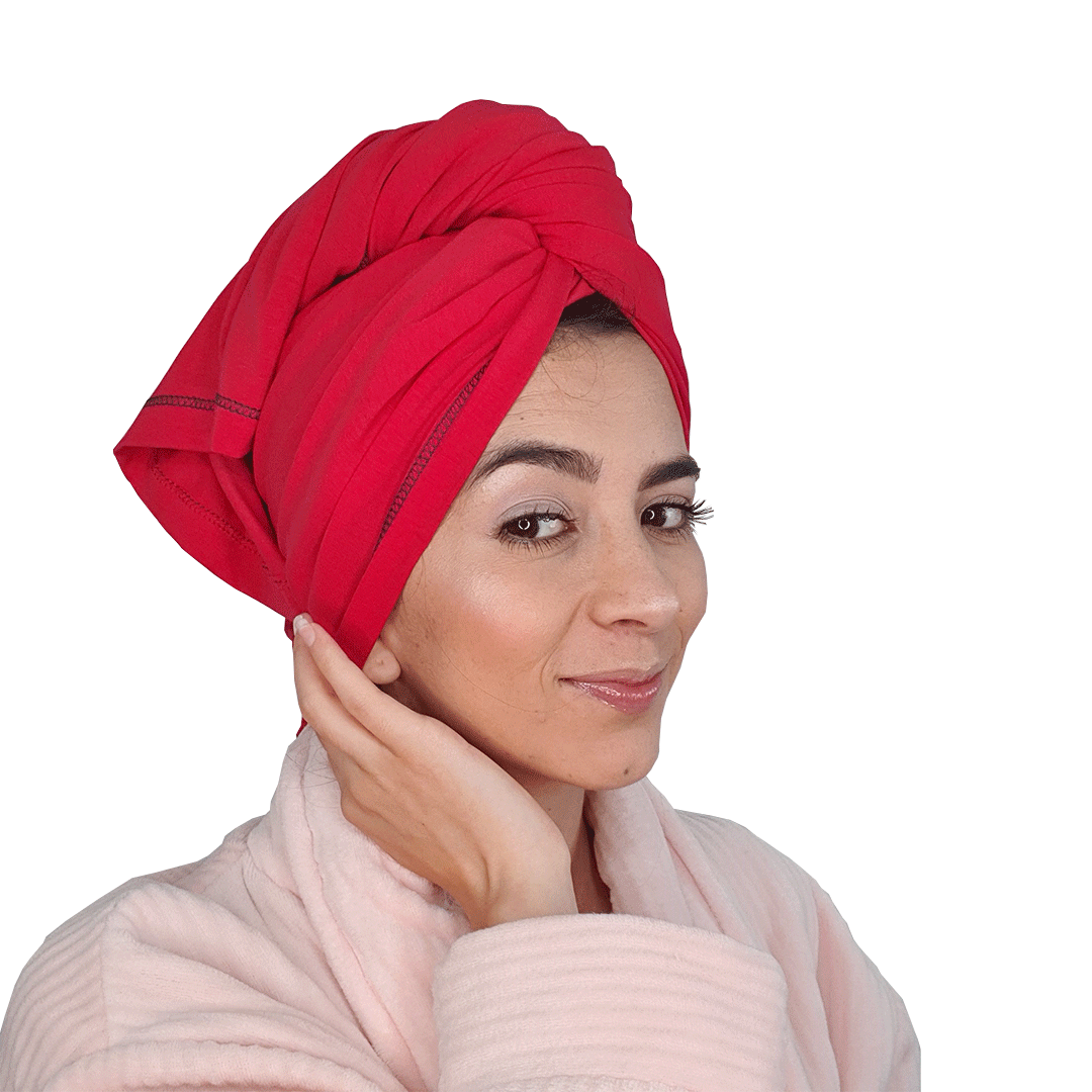 Toalla de algodón orgánico roja. Elimina el daño y el frizz que le causamos al pelo cuando lo secamos con toallas tradicionales. Ayuda a nuestro pelo a secarse sin maltratarlo. Es la aliada perfecta de las rizadas a la hora de definir.
