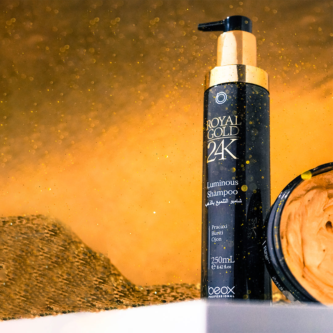 Este tratamiento Champú y mascarilla de la línea Royal Gold 24K hidrata, nutre, protege y revitaliza el pelo.  Funciona como un humectante intenso que promueve el colágeno y la hidratación desde el cuero cabelludo hasta las puntas. También lo protege de los daños del calor, de los rayos del sol, estimula el crecimiento, combate la caspa y da un adicional de luminosidad y suavidad al pelo.